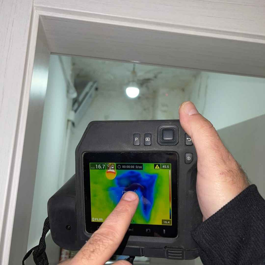 צילום תרמוגרפי שגילה נזילה סביב קולטן צינור ביוב