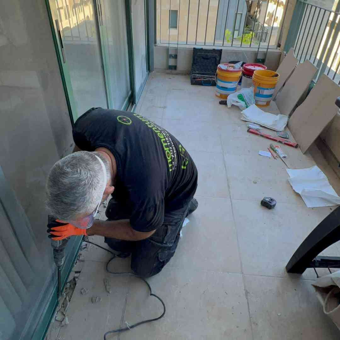 ביצוע סף חיץ בין מרפסת שמש לחלל הדירה