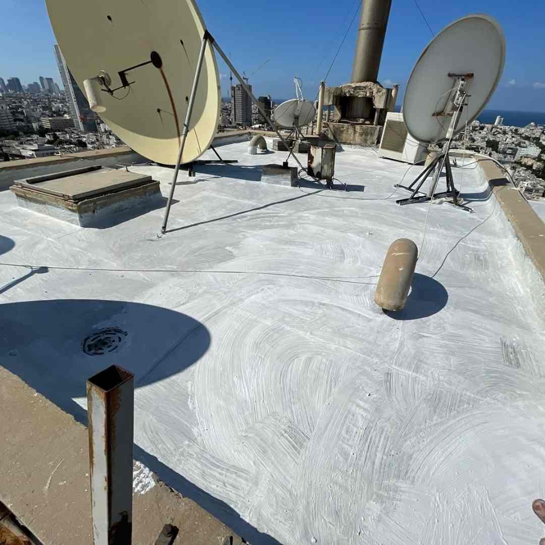 שכבת איטום טרייה על גג שטוח